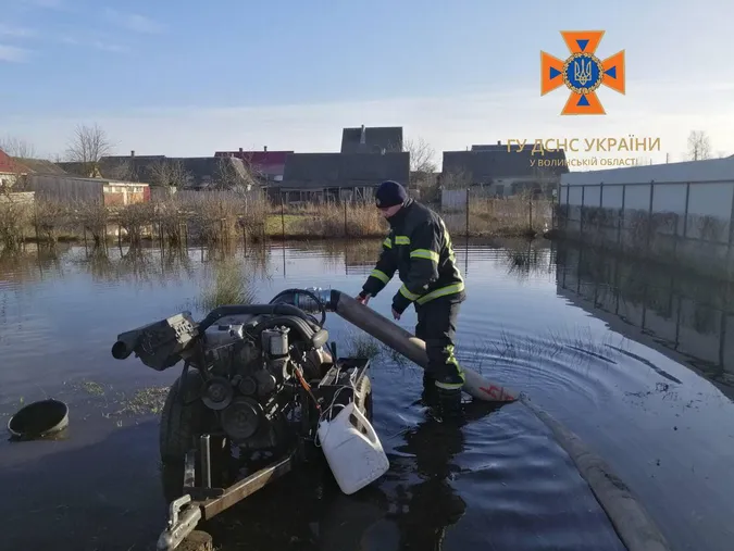 Аномальне тепло: на Волині людям позаливало городи (фото)