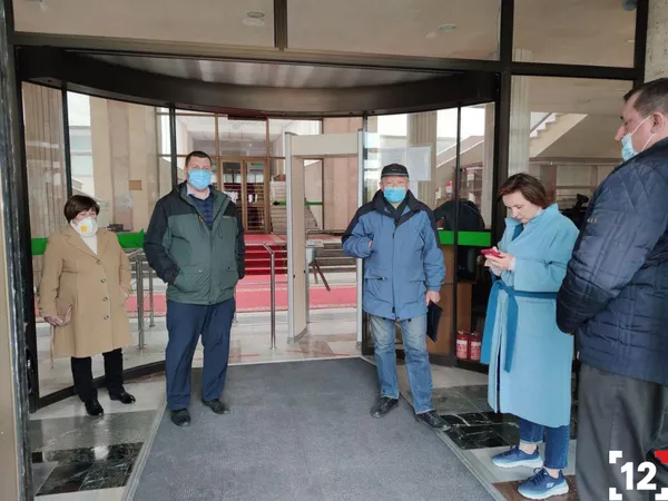 Під Волинською ОДА – мітинг: громади проти приєднання до Луцька