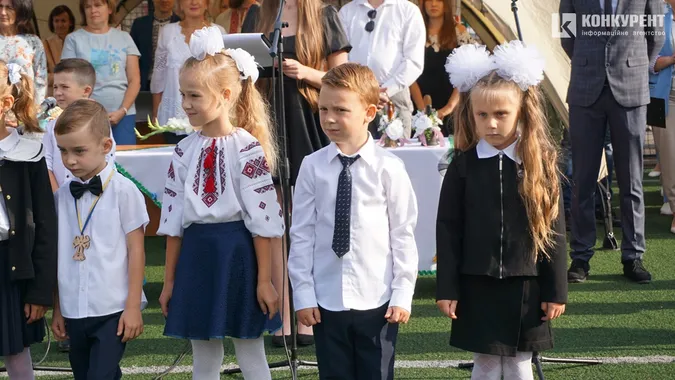 Квіти, дзвоники і діти: як у Луцькому ліцеї №9 відзначили 1 вересня (фото)
