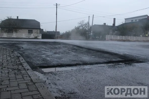 На Волині ремонтують дорогу за «нанотехнологіями» – в дощ (фото, відео)