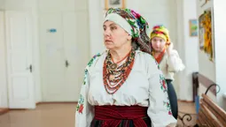 Викладачі педагогічного коледжу у Володимирі приміряли старовинні вишиті сорочки (фото)