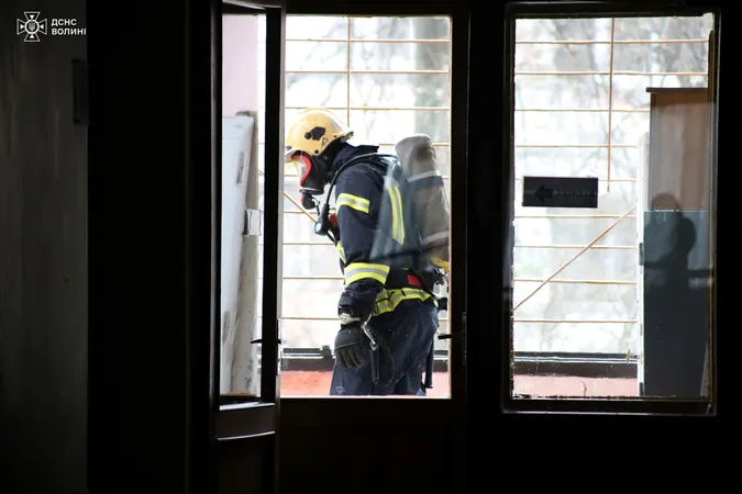 Рятувальники пояснили, чому евакуювали студентів з історичного у Луцьку (фото)