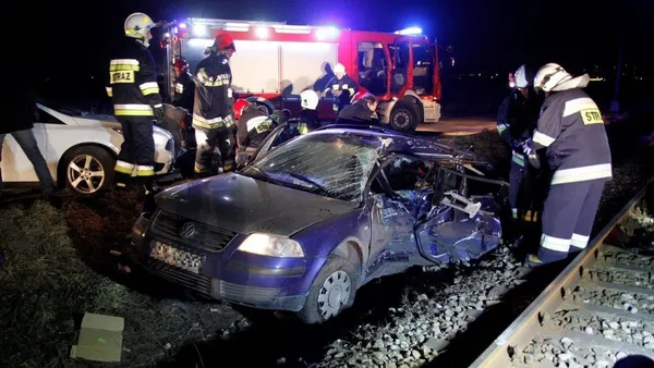 У Польщі електричка врізалася в автомобіль: загинуло троє українців (фото, відео) 