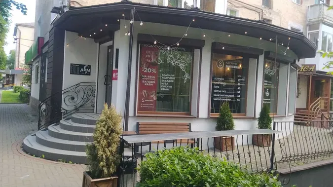 Віддають з усім начинням: у центрі Луцька продають кав'ярню (фото)