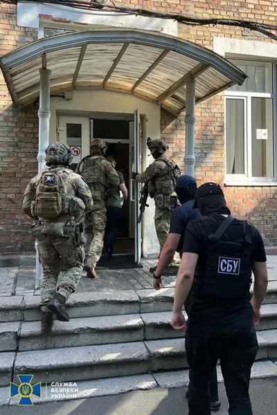 У Києві добробат незаконно створив арсенал: вилучили 60 автоматів (фото)