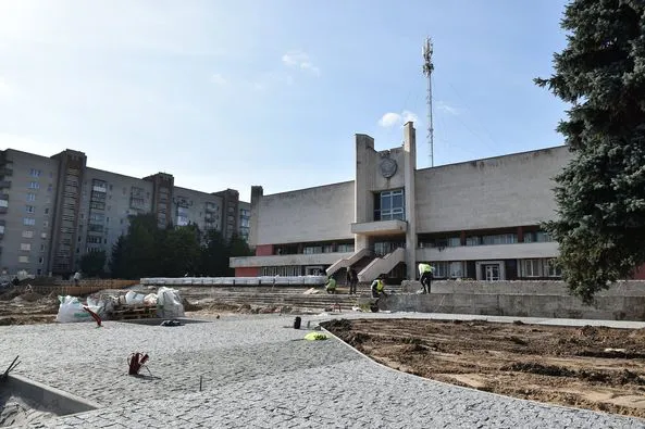 Екопарковка, плитка, бордюри: що зробили біля луцького РАЦСу (фото)