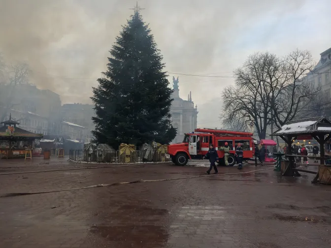 У Львові сталася пожежа на різдвяному ярмарку: є постраждалі (фото)