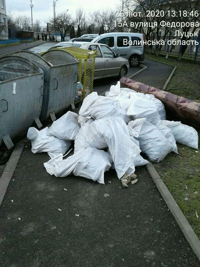 У Луцьку покарали чоловіка, який наскладав гори мотлоху під контейнерами (фото)