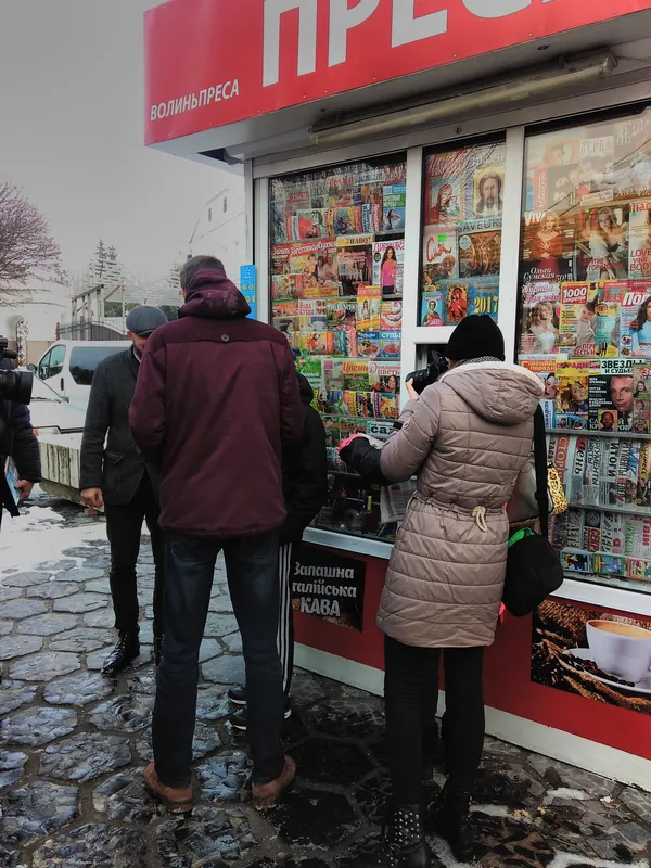 У центрі Луцька міняють цигарки на цукерки