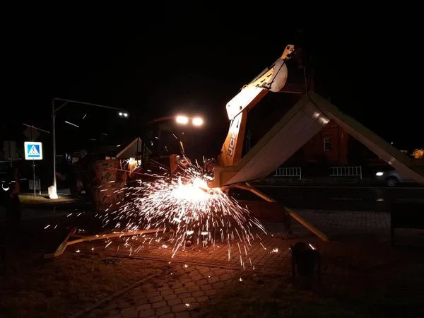 У Володимирі потужний вітер зніс зупинку (фото)