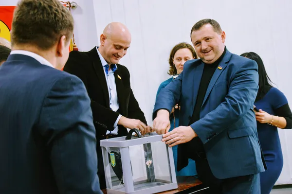 Після того, як члени лічильної комісії вийняли бюлетені, скриньку одразу дбайливо склали.  Щоб секретаріату було менше роботи