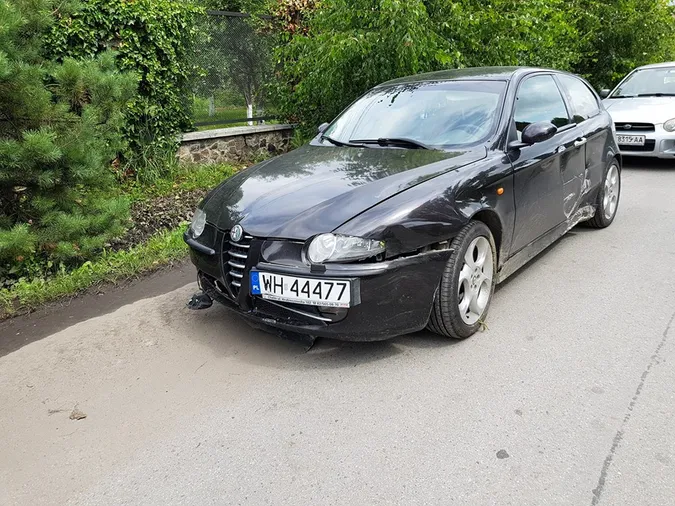 У Луцьку авто «на бляхах» знесло знак і в'їхало в дерево (фото)