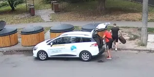 Викинули шини біля смітників: у Луцьку водії автошколи потрапили в об’єктив камер (відео)