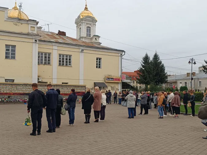 У пам'ять про загиблих захисників Луцьк зупинився в хвилині мовчання (фото)