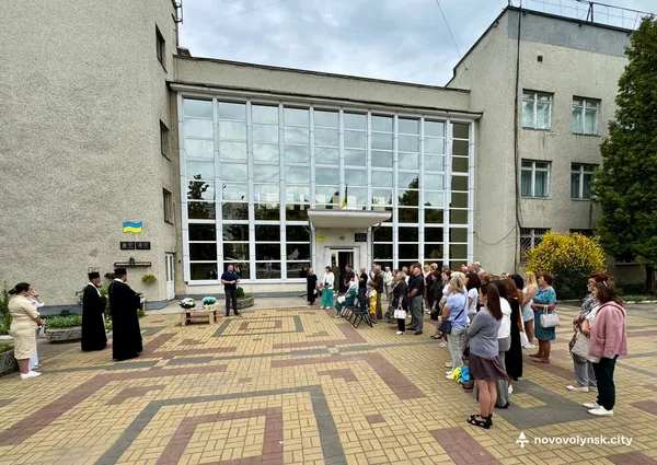 Вони навчали дітей музиці, а загинули за Україну: у Нововолинську відкрили дошки пам’яті освітянам (фото)