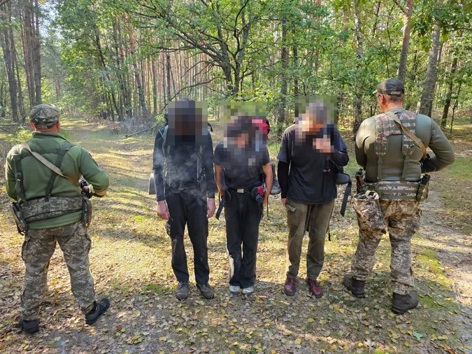 Добре підготувалися: на Волині затримали трьох молодиків, які йшли до Польщі (фото)