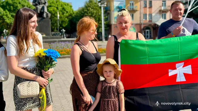У Нововолинську зустріли звільненого з полону захисника «Азовсталі» Володимира Фаброго (фото)