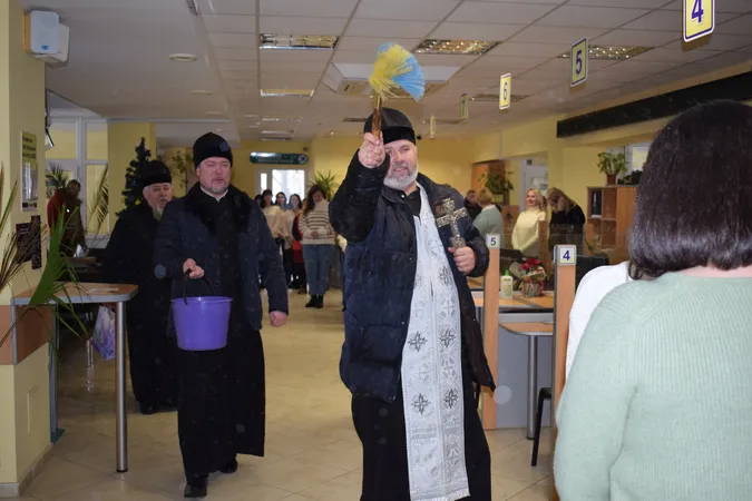 У луцькому ЦНАПі освятили працівників від бід та лихоліть (фото)
