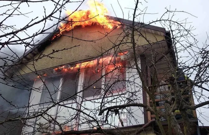 У Нововолинську спалахнув житловий будинок (фото, відео)