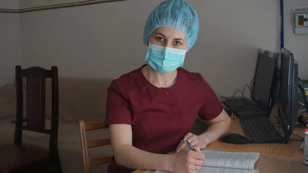 «Ми божевільні, ненормальні люди», або Які вони – будні луцьких медсестер (репортаж, фото 18+)