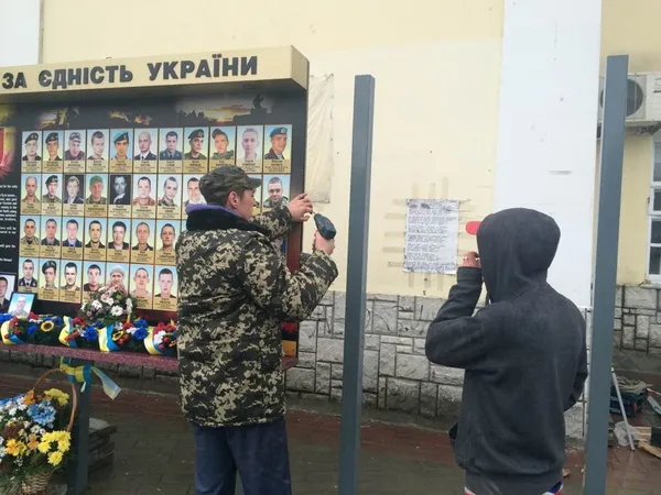 У Луцьку почали встановлювати новий фотостенд полеглим бійцям АТО