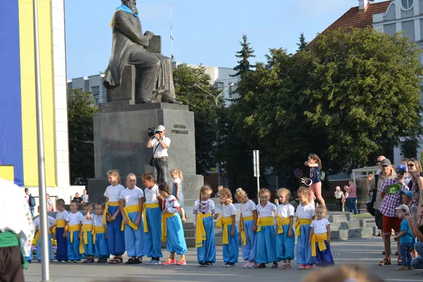 «Промінь» відсвяткував День Прапора із дітьми та гопаком (фото)