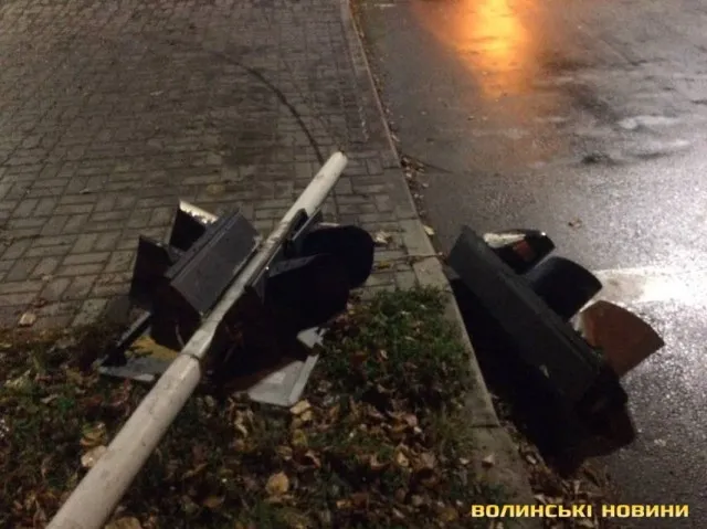ДТП на Соборності: автівка збила світлофор (фото)