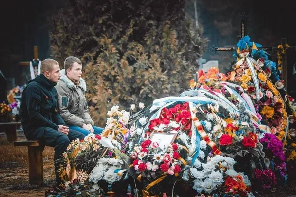 Ганс на фото в чорному, тут йому лише 18 