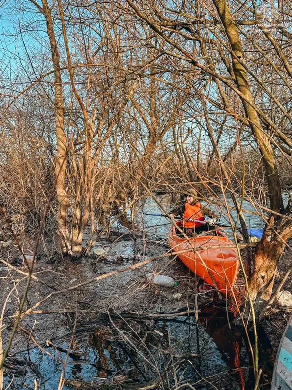 На Волині патрульні сіли в байдарки і попливли Стиром: що шукали (фото)
