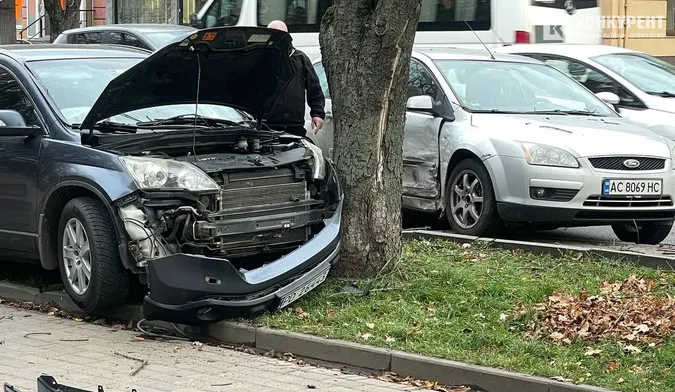 На Перемоги у Луцьку «хонда» влупилася в дерево (фото)