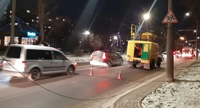 Тролейбуси стоять: у Луцьку на Молоді – обрив контактної мережі (фото)