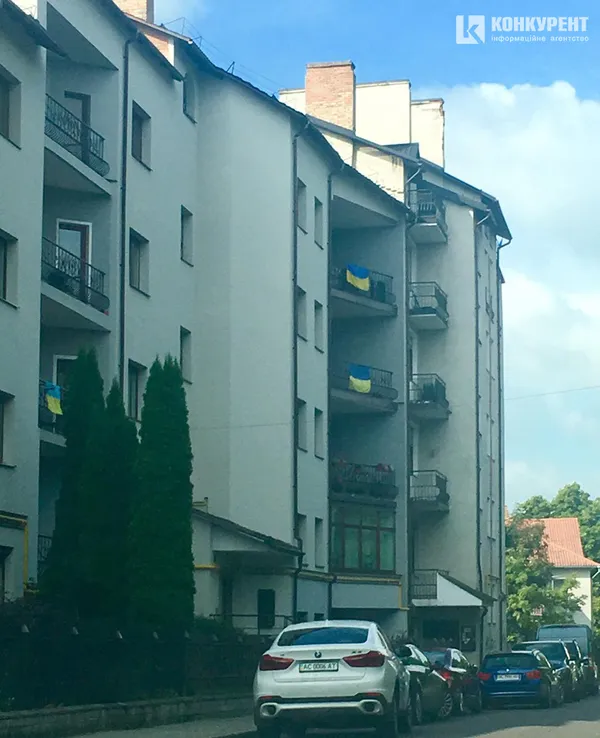 Синьо-жовті балкони Луцька: День Незалежності на фото під іншим кутом