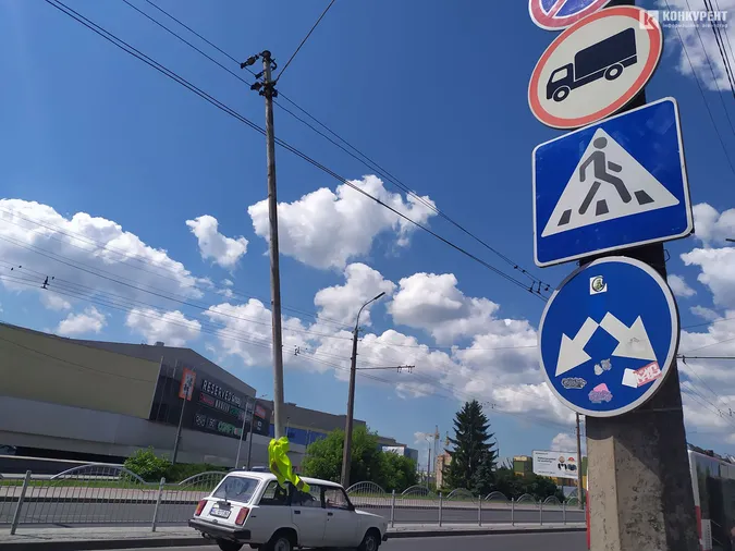 У Луцьку навпроти Там-Таму відвалився тримач лінії електромереж (фото)