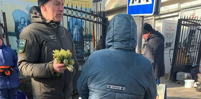 У Луцьку на ринку зловили жінку, яка продавала заборонену черемшу (фото)