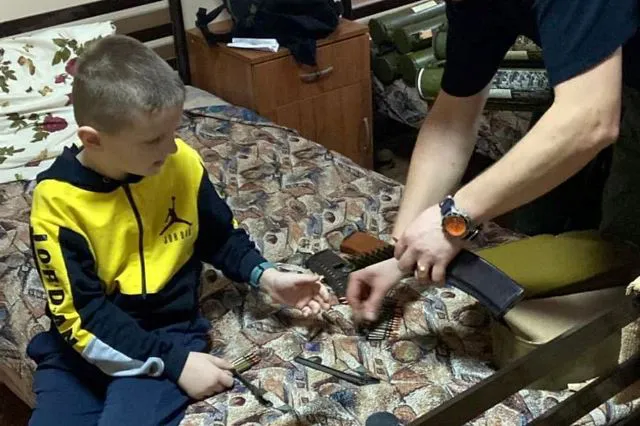 До сліз: мережу сколихнуло фото хлопчика, який проводжає батька на війну