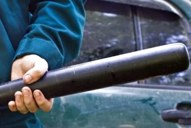 Розтрощив авто битою та побив водія: на Волині судитимуть «кримінального авторитета» (відео)