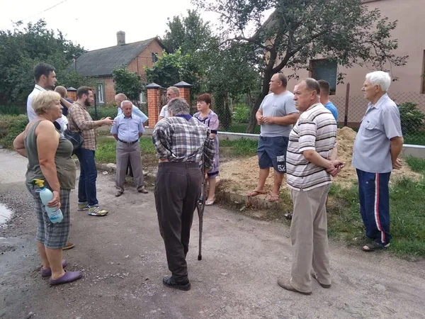 Дорога, каналізація та дерева: на окрузі депутата Луцькради обговорили проблеми містян 