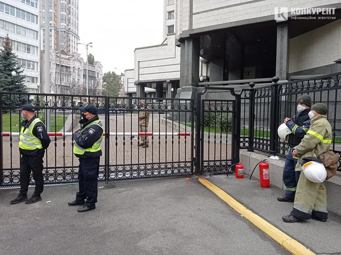 Дим та шини: очевидець розповів, що відбувається під Конституційним Судом у Києві (фото,відео)