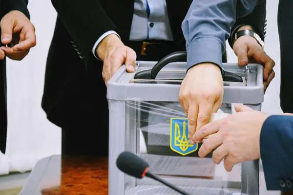 Поки члени лічильної комісії готували скриньку для голосування...