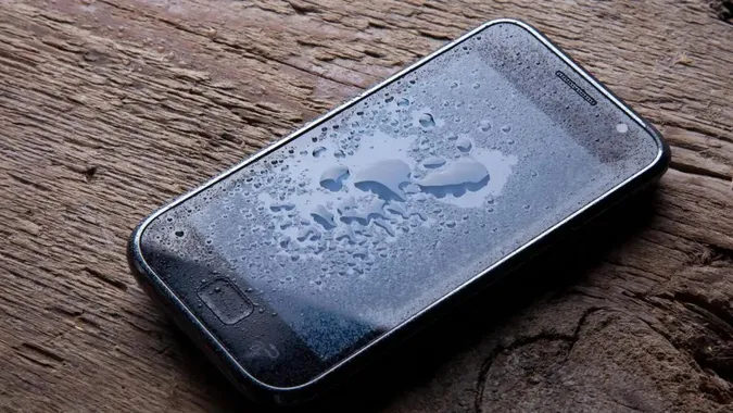 Що робити, якщо в порт для зарядки смартфона потрапила вода