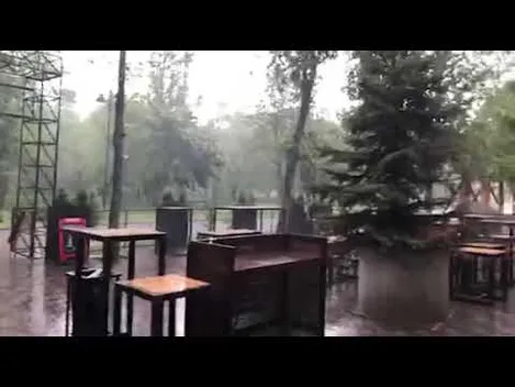 Центральний парк Луцька закидало градом (відео)