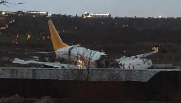 Розпався навпіл: у Стамбулі при посадці розбився літак (фото, відео)