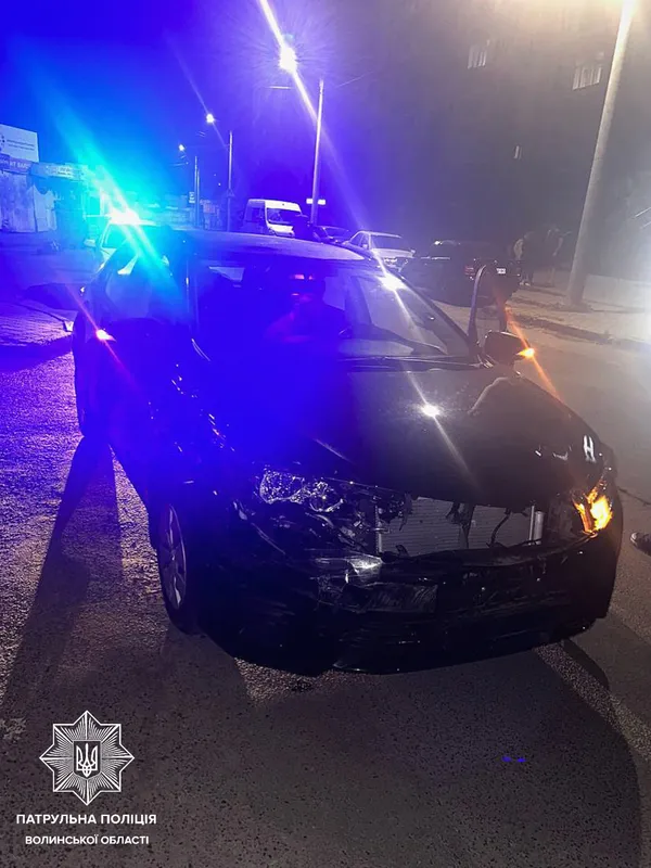 У Луцьку водій Toyota влетів в лавету та виніс паркан (фото)