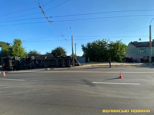 У Луцьку перекинулася вантажівка: вулиця повна зерна, є постраждалий (фото)