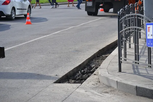 В центрі Луцька після капремонту взялися за облаштування зливової каналізації (фото)
