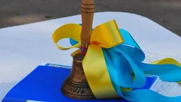Шкільні лінійки без влади й духовенства: варто чи ні