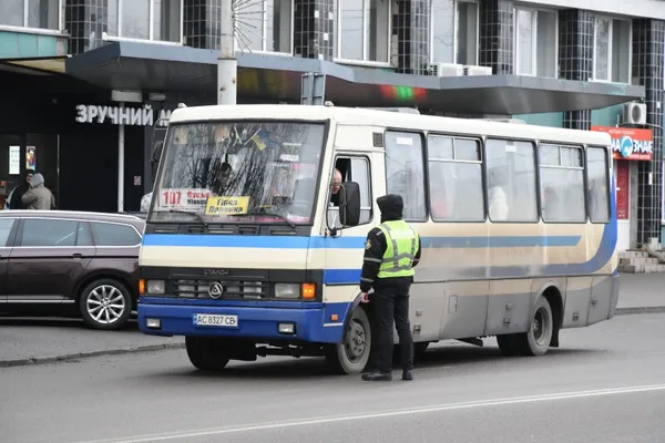 У Луцьку перевіряли, де зупиняється приміський і міський транспорт (фото)