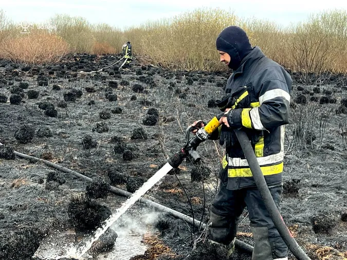 На Волині другий день палає величезне торфовище (фото)