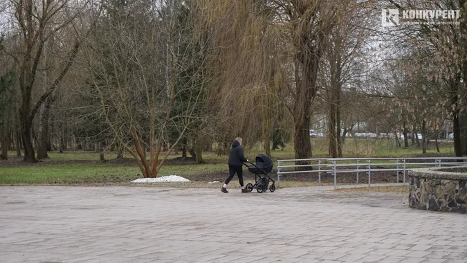 Мокрий луцький парк, або Як алеї тонуть у воді (фото)