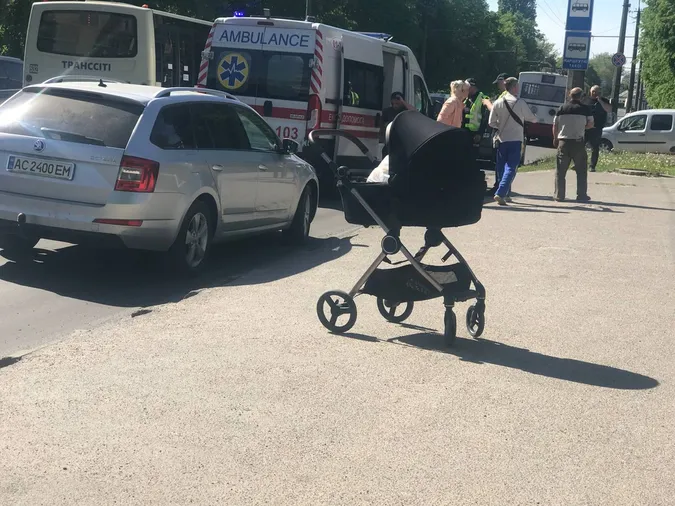 У Луцьку на переході вантажівка збила маму з немовлям (фото)